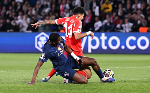 Luis Díaz holt gegen Willian Pacho einen Strafstoß für Bayern heraus. - Foto: Federico Gambarini/dpa
