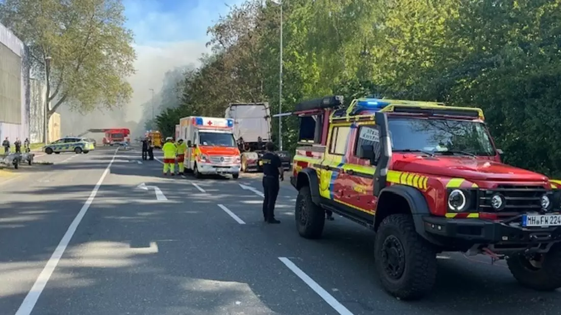 FW-MH: FW-MH: Folgemeldung zum Großbrand an der Ruhrorter Straße - Nachlöscharbeiten dauern bis in die Nacht an - Bild: presseportal.de