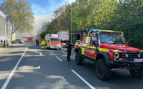 FW-MH: FW-MH: Folgemeldung zum Großbrand an der Ruhrorter Straße - Nachlöscharbeiten dauern bis in die Nacht an - Foto: presseportal.de