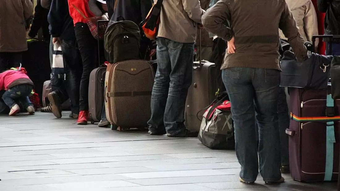Touristen beim Check-in am Flughafen - Bild: via dts Nachrichtenagentur