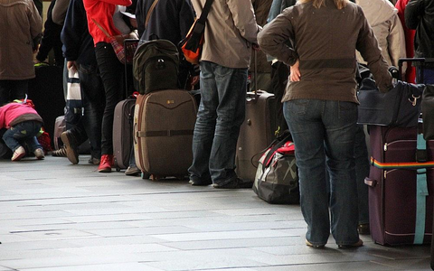 Touristen beim Check-in am Flughafen - Foto: via dts Nachrichtenagentur