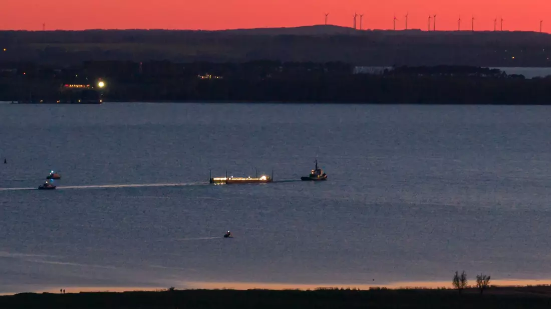 Das Schleppschiff Robin Hood (r) schleppt die Barge in die Ostsee Richtung Fehmarn. - Bild: Bodo Marks/dpa