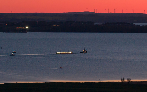 Das Schleppschiff Robin Hood (r) schleppt die Barge in die Ostsee Richtung Fehmarn. - Foto: Bodo Marks/dpa