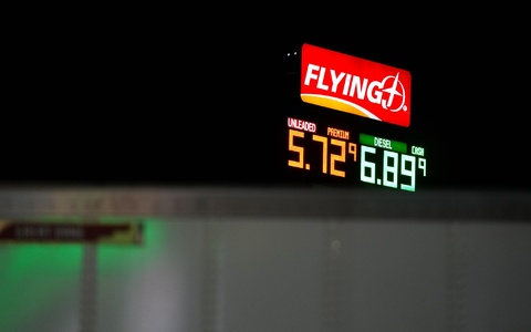 US-Benzinpreis steigt weiter an. (Archivbild) - Foto: Jenny Kane/AP/dpa