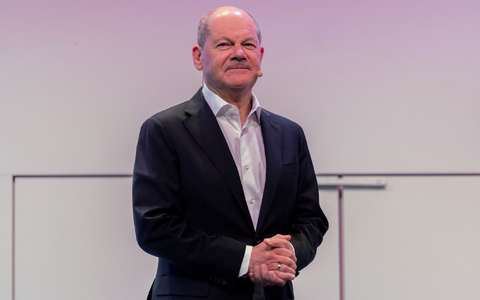 Olaf Scholz sieht keinen Grund für Alarmismus nach dem Trump-Ausfall gegen Merz (Archivbild) - Foto: Rolf Vennenbernd/dpa