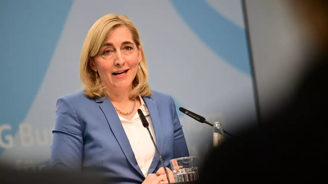 Gesundheitsministerin Warken will ihr Sparpaket durchs Kabinett bringen. (Archivbild)   - Bild: Sebastian Gollnow/dpa