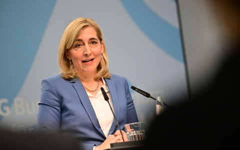 Gesundheitsministerin Warken will ihr Sparpaket durchs Kabinett bringen. (Archivbild)   - Foto: Sebastian Gollnow/dpa