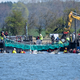 Das Tier bewegte sich durch eine zuvor ausgebaggerte Rinne in die sogenannte Barge, nachdem Helfer ihn zuvor mit Gurten in diese Richtung gezogen hatten. - Foto: Philip Dulian/dpa