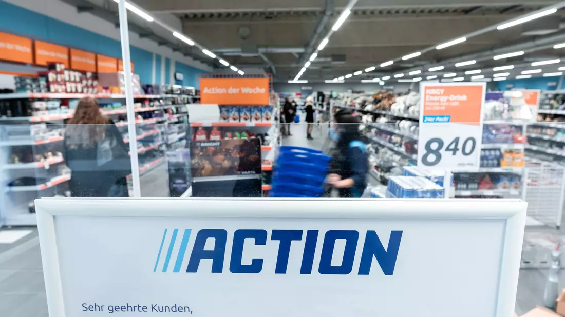 Action hat in Deutschland inzwischen mehr als 650 Geschäfte. (Archivbild) - Bild: Fabian Strauch/dpa