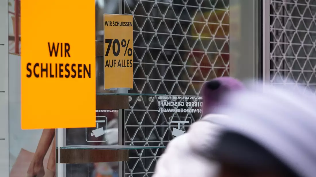 In Deutschland gibt es derzeit noch rund 300.000 Geschäfte, 2015 waren es noch etwa 372.000. (Archivbild) - Bild: Marijan Murat/dpa