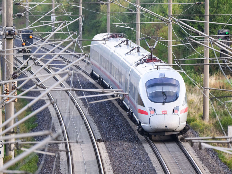 Die Deutsche Bahn beginnt am 1. Mai eine umfassende Sanierung der Strecke zwischen Hamburg und Hannover. (Archivbild) - Foto: Julian Stratenschulte/dpa