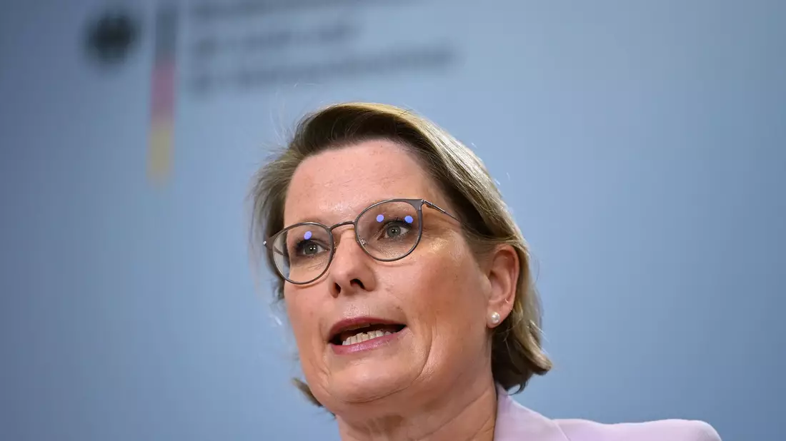 Bundesjustizministerin Stefanie Hubig (SPD) will Banden, die Umweltkriminalität zum Geschäftsmodell gemacht haben, härter bestrafen. (Archivbild) - Bild: Markus Lenhardt/dpa