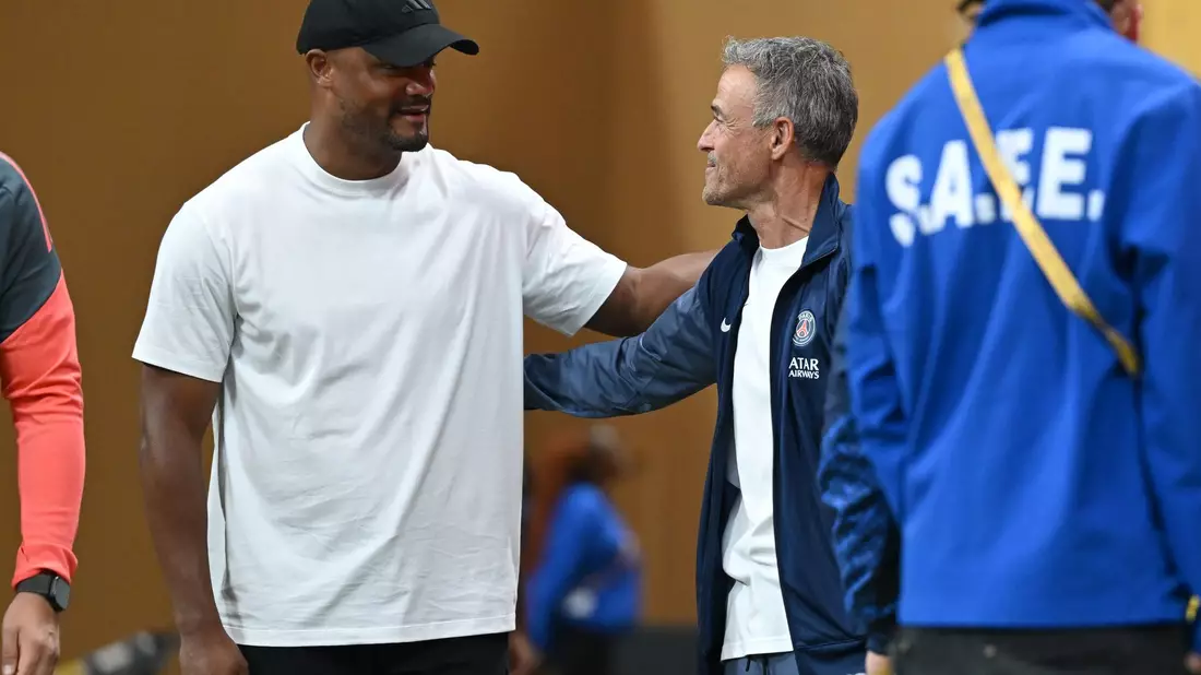 Sie kennen und sie schätzen sich: Bayern-Trainer Vincent Kompany (l) und PSG-Coach Luis Enrique. (Archivbild) - Bild: Sven Hoppe/dpa