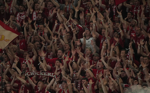 Die Bayern-Fans unterstützen und feierten ihr Team auch in Paris. Beim Rückspiel sollen sie die Allianz Arena stimmungsvoll in eine Festung verwandeln. - Foto: Christophe Ena/AP/dpa