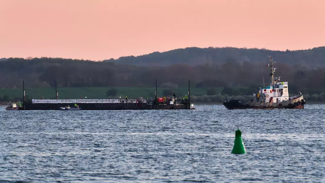 Mit dem Wal in der Barge nahm der Schleppverband Kurs auf die Nordsee  - Bild: Marcus Golejewski/dpa