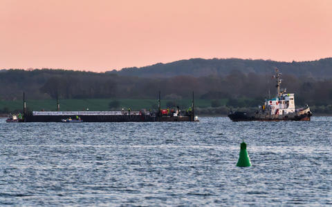Mit dem Wal in der Barge nahm der Schleppverband Kurs auf die Nordsee  - Foto: Marcus Golejewski/dpa