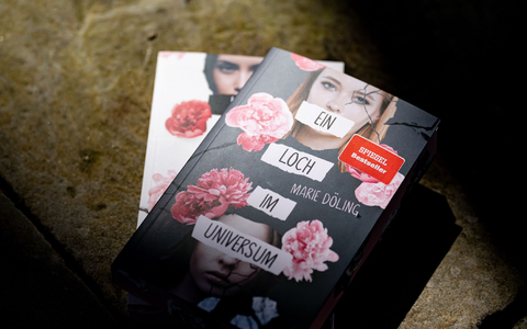 Um düstere Themen geht es in Dölings jungen Romanen. - Foto: Fabian Sommer/dpa