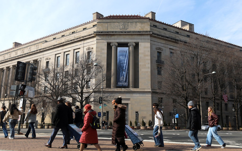 Ein meterlanges Trump-Banner hängt an der Fassade des US-Justizministeriums. (Archivbild) - Foto: Rahmat Gul/FR172204 AP/AP/dpa