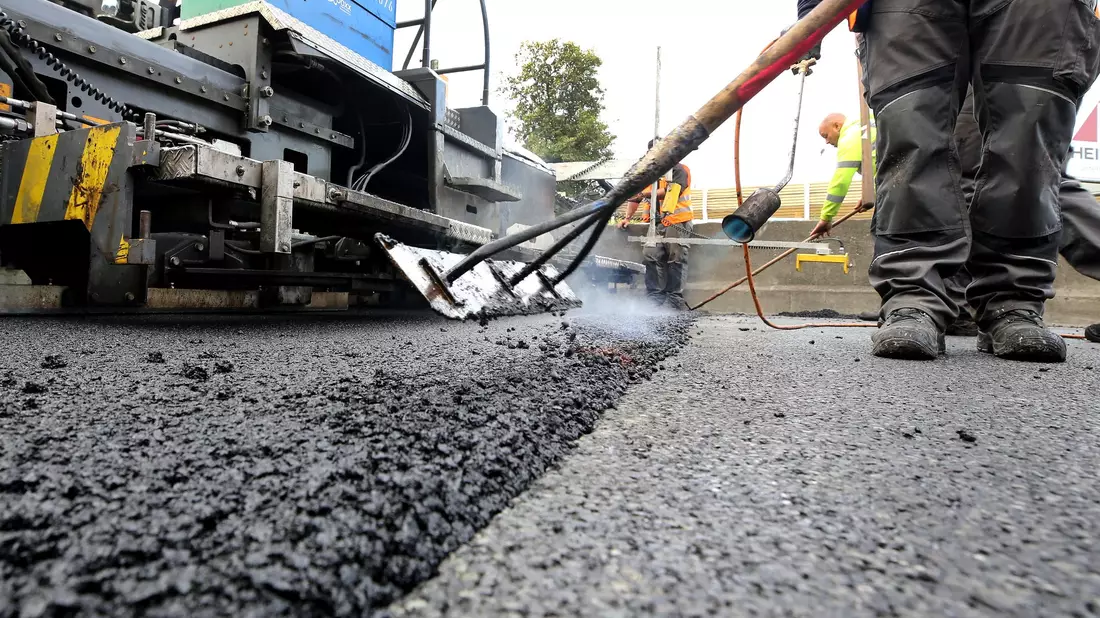 Die Preise für Bitumen sind mit dem Iran-Krieg rasant gestiegen. (Symbolbild) - Bild: Roland Weihrauch/dpa