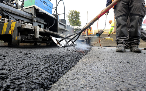 Die Preise für Bitumen sind mit dem Iran-Krieg rasant gestiegen. (Symbolbild) - Foto: Roland Weihrauch/dpa