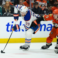 Leon Draisaitl konnte das Playoff-Aus der Edmonton Oilers erst einmal abwenden. (Archivfoto) - Foto: Kyusung Gong/AP/dpa