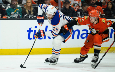 Leon Draisaitl konnte das Playoff-Aus der Edmonton Oilers erst einmal abwenden. (Archivfoto) - Foto: Kyusung Gong/AP/dpa