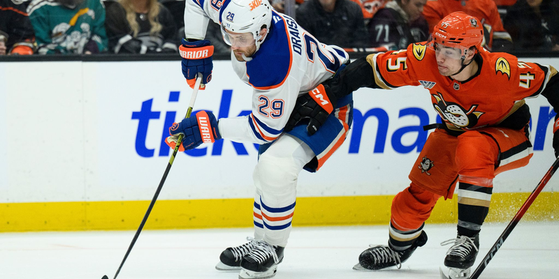 Leon Draisaitl konnte das Playoff-Aus der Edmonton Oilers erst einmal abwenden. (Archivfoto) - Foto: Kyusung Gong/AP/dpa
