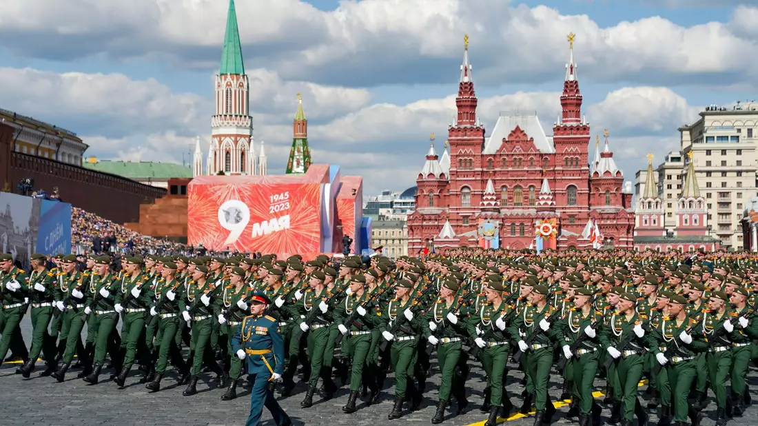 Bei der Siegesparade in Moskau sollen Tausende Soldaten marschieren, doch Panzer und Raketen werden nicht gezeigt. (Archivbild) - Bild: Pelagia Tikhonova/M24/Moscow News Agency/AP/dpa