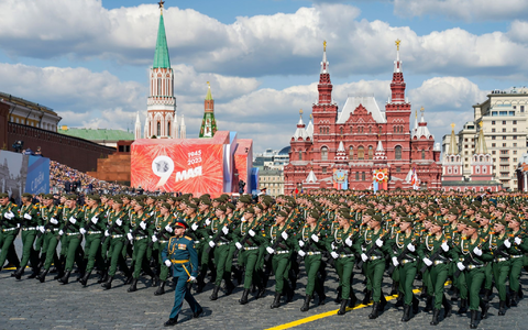 Bei der Siegesparade in Moskau sollen Tausende Soldaten marschieren, doch Panzer und Raketen werden nicht gezeigt. (Archivbild) - Foto: Pelagia Tikhonova/M24/Moscow News Agency/AP/dpa