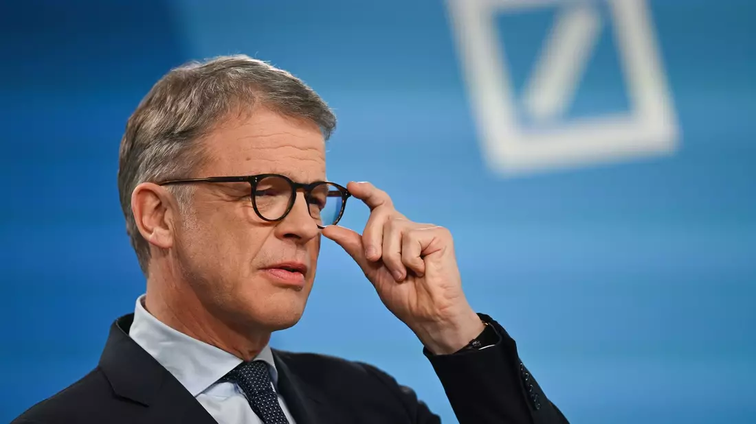 Nachdem die Deutsche Bank 2025 mit gut 9,7 Milliarden Euro den höchsten Vorsteuergewinn ihrer Geschichte erzielt hat, will Vorstandschef Christian Sewing die Rendite des Geldhauses weiter nach oben treiben. (Archivbild) - Bild: Florian Wiegand/dpa