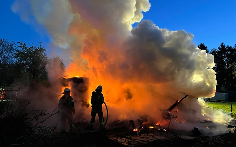 FW Bremerhaven: Gartenlaube brennt in voller Ausdehnung - Foto: presseportal.de