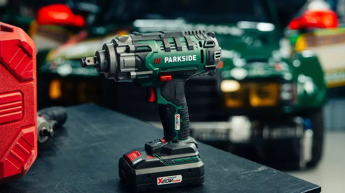 Härtetest in der Boxengasse: PARKSIDE Werkzeuge für das HWA-Team beim 24-Stunden Rennen auf dem Nürburgring im Einsatz - Bild: presseportal.de