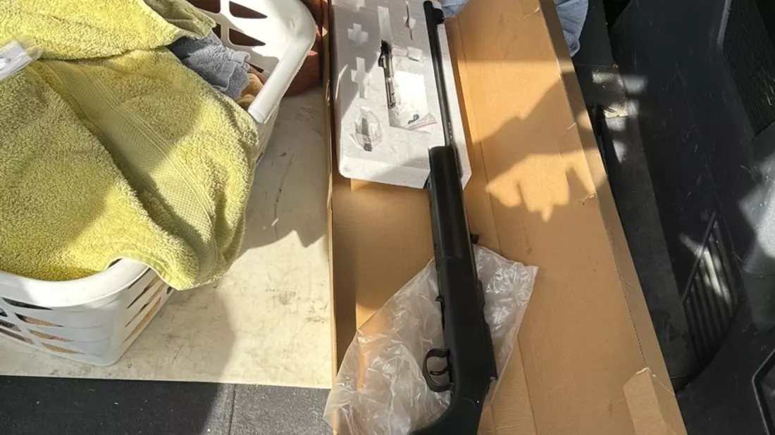 HZA-SW: Zwischen Handtüchern und Gepäck: Zoll findet Gewehr auf der A3 - Bild: presseportal.de