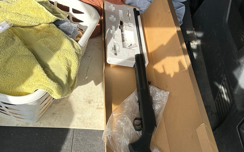 HZA-SW: Zwischen Handtüchern und Gepäck: Zoll findet Gewehr auf der A3 - Foto: presseportal.de