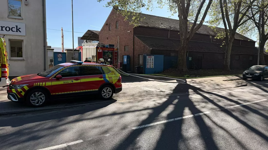FW-MH: Zweite Folgemeldung zum Großbrand an der Ruhrorter Straße - Nachlöscharbeiten dauern weiterhin an - Bild: presseportal.de