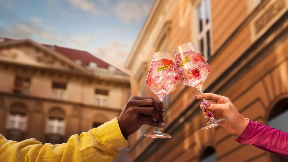 C'est la vie, Wild Berry - Schweppes feiert das Lebensgefühl des Signature Drinks - Bild: presseportal.de