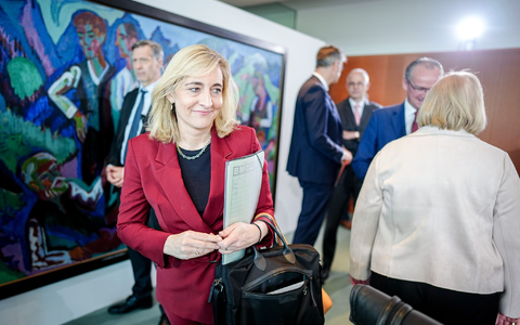 Ministerin Nina Warken (CDU) plant Milliarden-Einsparungen bei Gesundheitsausgaben.  - Foto: Kay Nietfeld/dpa