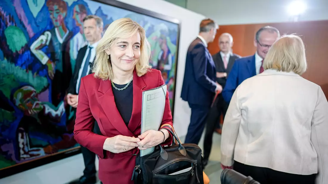 Gesundheitsministerin Nina Warken plant Milliarden-Einsparungen bei Gesundheitskosten. - Bild: Kay Nietfeld/dpa