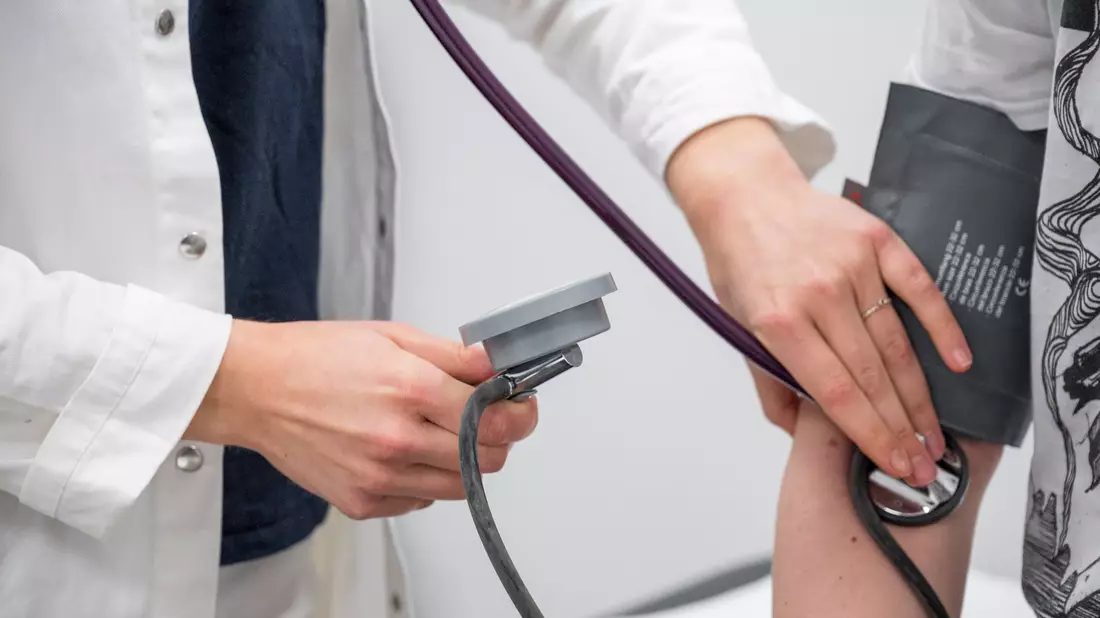 Bei Praxisärzten und Kliniken sollen Vergütungsanstiege gebremst werden. (Archivbild)  - Bild: Daniel Vogl/dpa