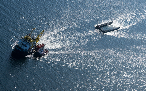 Der Schleppverband ist weiter in Richtung Nordsee unterwegs - Foto: Philip Dulian/dpa
