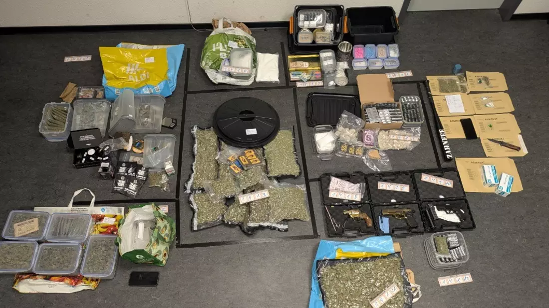 POL-K: 260429-1-K Zivilbeamte nehmen mutmaßlichen Dealer fest und stellen Drogen und Schusswaffen sicher - ein Zeuge gab den entscheidenden Tipp - Bild: presseportal.de