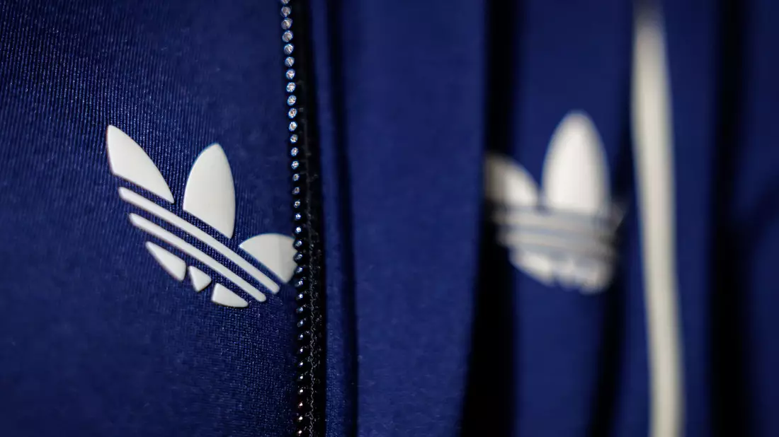 Trotz einer komplizierten Weltlage hat der Sportartikelkonzern Adidas eines der besten Quartale der Firmengeschichte hingelegt (Archivbild).  - Bild: Daniel Karmann/dpa