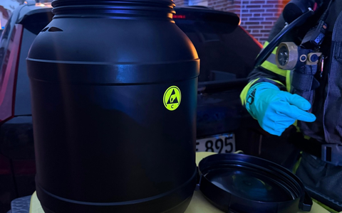 FW-AUR: Flüssigkeitsreste in Behälter umgefüllt - Foto: presseportal.de