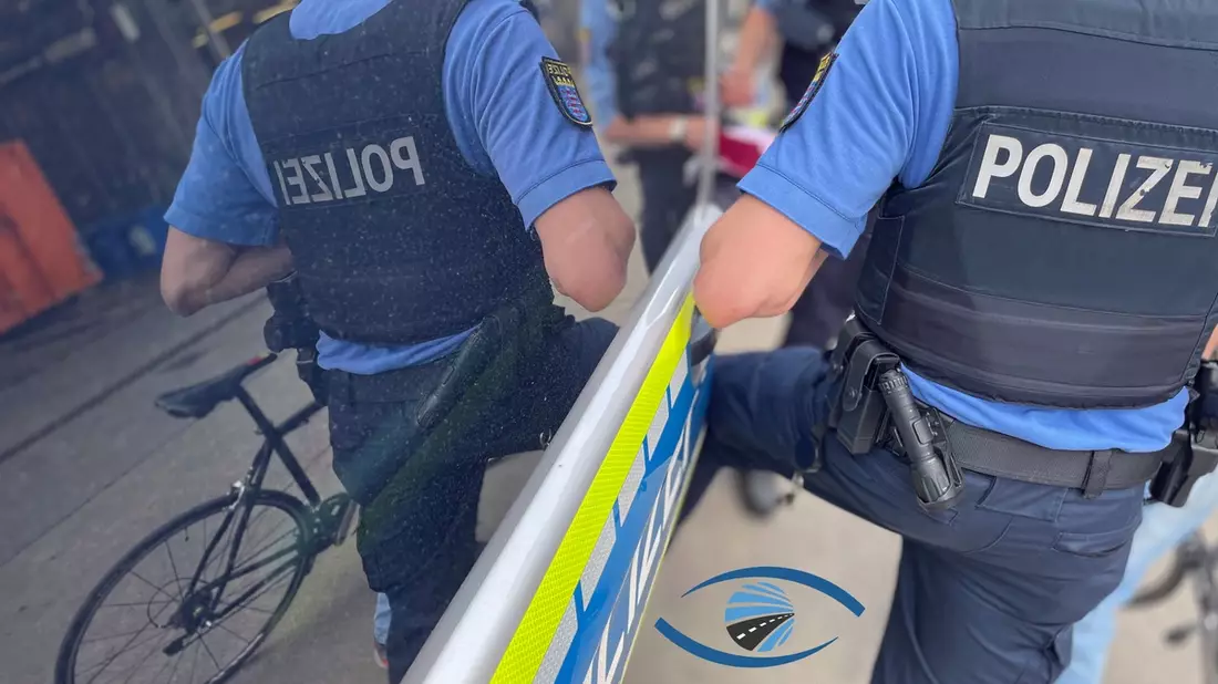 POL-KS: Zweiradkontrollen auf dem Kasseler Königsplatz: Polizei Nordhessen beteiligt sich an Aktionstag Zweiräder im Blick - Bild: presseportal.de