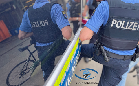 POL-KS: Zweiradkontrollen auf dem Kasseler Königsplatz: Polizei Nordhessen beteiligt sich an Aktionstag Zweiräder im Blick - Foto: presseportal.de