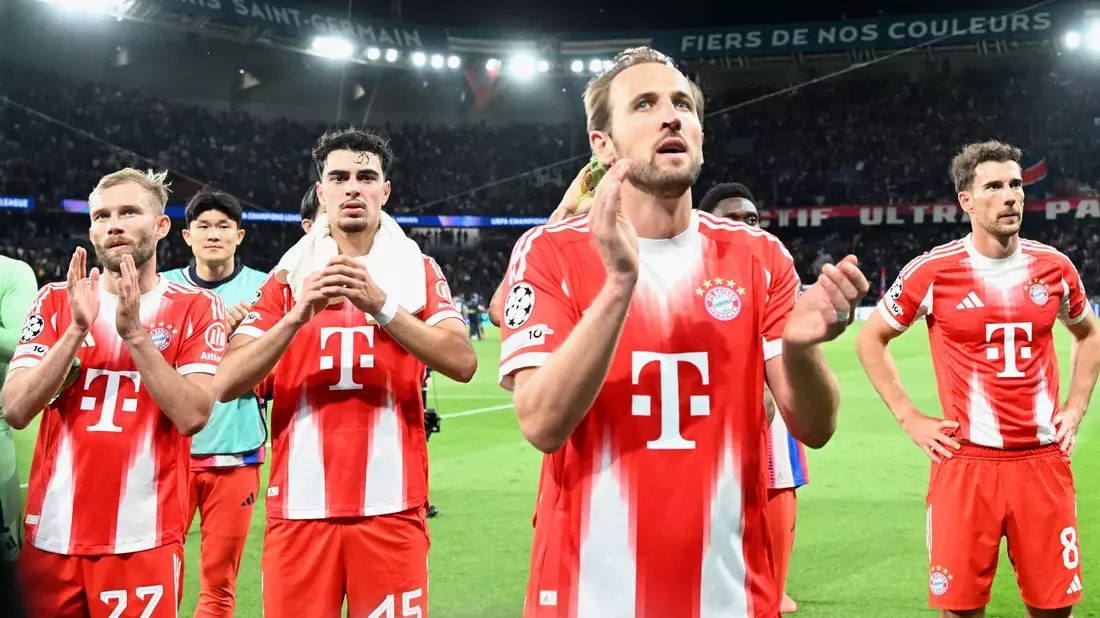 Besiegt, aber noch nicht geschlagen: Harry Kane (vorne) und Kollegen danken den mitgereisten Bayern-Fans für die Unterstützung im Parc des Princes. - Bild: Federico Gambarini/dpa