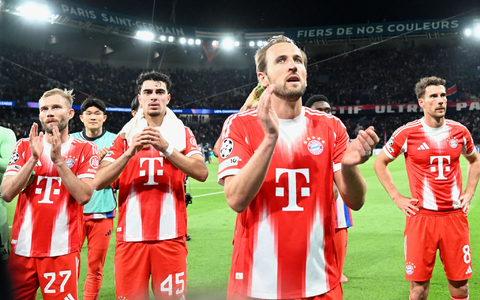 Besiegt, aber noch nicht geschlagen: Harry Kane (vorne) und Kollegen danken den mitgereisten Bayern-Fans für die Unterstützung im Parc des Princes. - Foto: Federico Gambarini/dpa