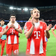 Besiegt, aber noch nicht geschlagen: Harry Kane (vorne) und Kollegen danken den mitgereisten Bayern-Fans für die Unterstützung im Parc des Princes. - Foto: Federico Gambarini/dpa