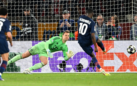 Jeder Schuss ein Treffer: Manuel Neuer kassierte in seinem 160. Königsklassenspiel erstmals fünf Tore, hier beim Elfmeter von Ousmane Dembélé zum 3:2 für Paris. - Foto: Federico Gambarini/dpa