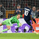 Jeder Schuss ein Treffer: Manuel Neuer kassierte in seinem 160. Königsklassenspiel erstmals fünf Tore, hier beim Elfmeter von Ousmane Dembélé zum 3:2 für Paris. - Foto: Federico Gambarini/dpa